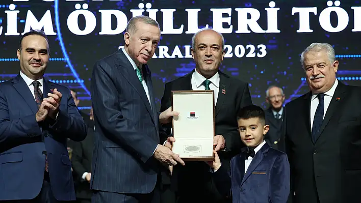 Öğretim Üyeleri ödüllerini Cumhurbaşkanı Erdoğan'ın elinden aldı