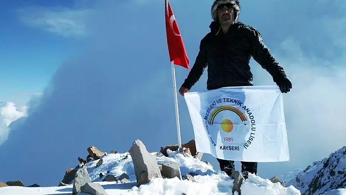 Öğretmen, tek başına Cumhuriyet Tırmanışı yaptı.