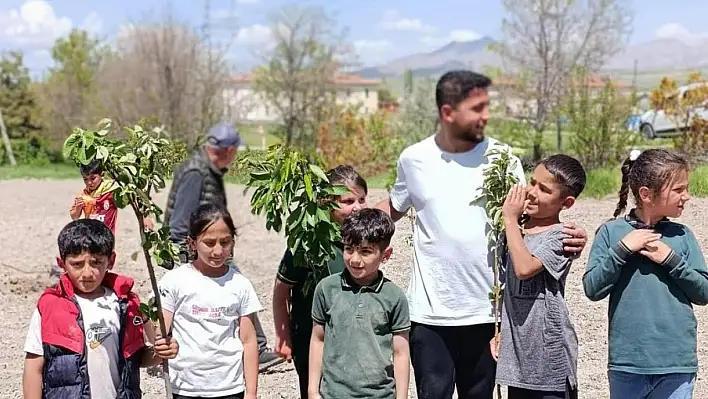Okul bahçesi artık daha yeşil! Onlarca meyve fidanı toprakla buluşturuldu