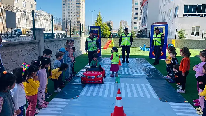 Okul öncesi öğrencilerine trafik eğitimi verildi