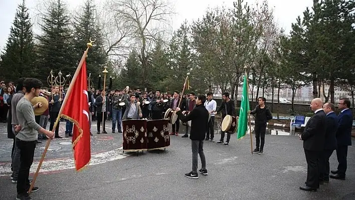 Okul ziyaretinde Başkan Çolakbayrakdar'a mehteranlı karşılama
