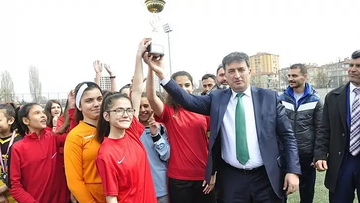 Okullar arası yıldızlar futbol şöleni tamamlandı