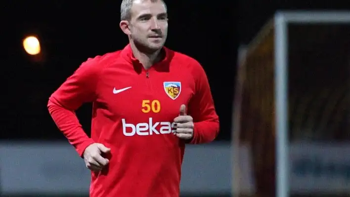 Levent'in yerine Kucher forma giyecek