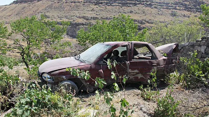 Olmaz demeyin bu da oldu! Otomobil evin bahçesine düştü.