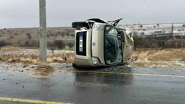 Direksiyon hakimiyeti kaybeden araç takla attı