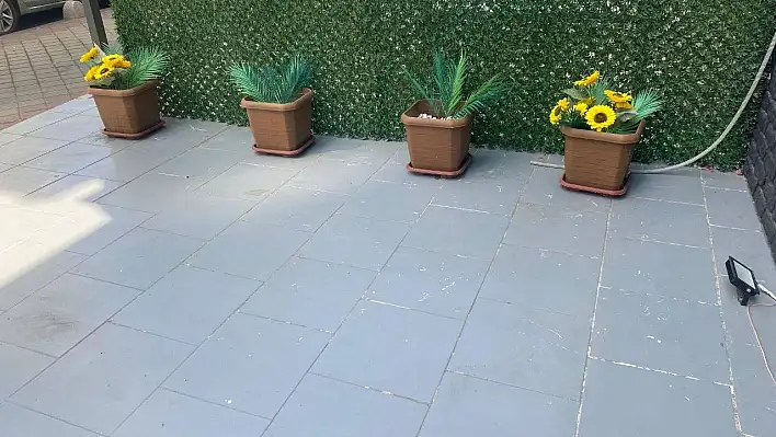 Önce iş yerini kontrol etti sonra yapay çiçekleri çaldı