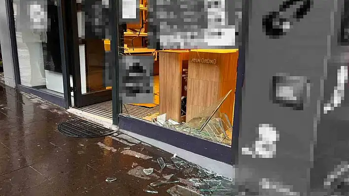 Kırmızı ışıkta beklerken geri geri dükkâna girdi