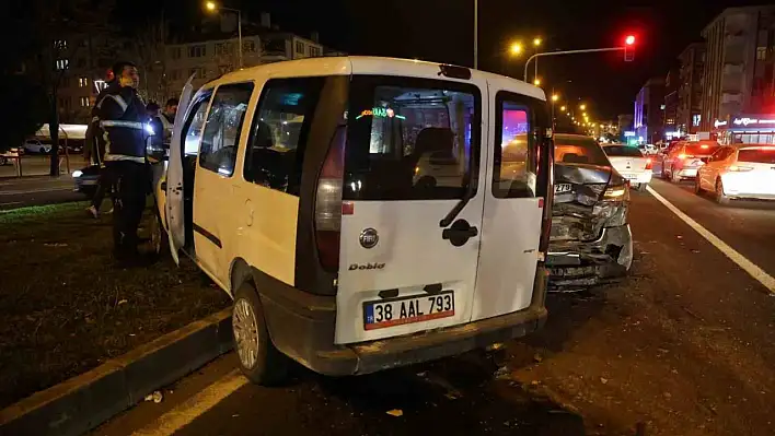 Otomobile çarpan sürücü olay yerinden kaçtı!