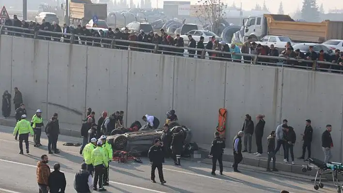 Önce otomobile sonra aydınlatma direğine çarpıp takla attı: 1 ölü, 1 yaralı