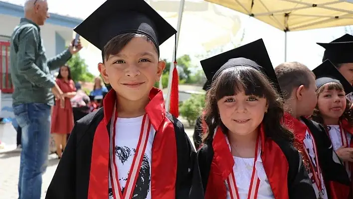 Önce şehitleri andılar, sonra keplerini attılar