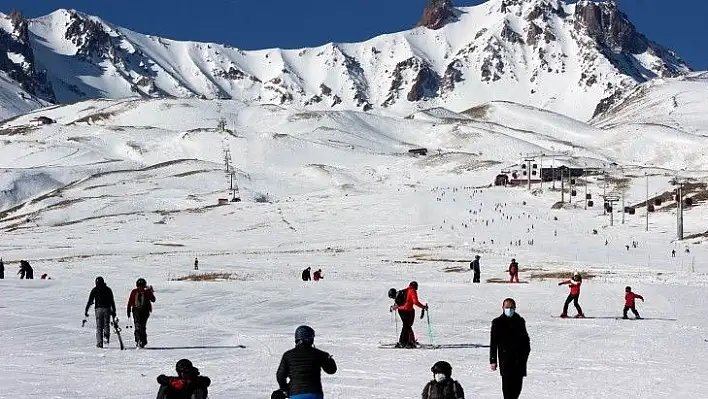 Erciyes'te Meksikalı, Brezilyalı, ve Kolombiyalı turistler kayak yapacak