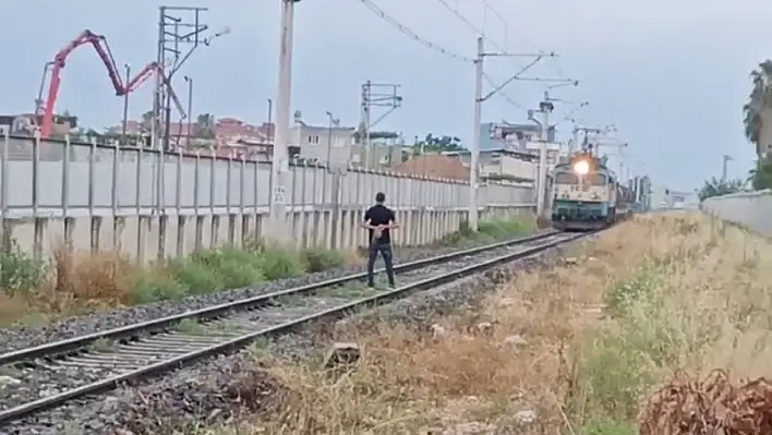 Önüne geçtiği treni durdurdu, hiçbir şey olmamış gibi gitti