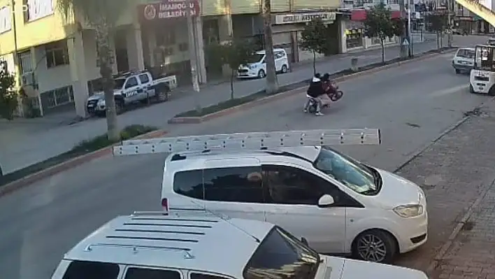 Motosikletle otomobile çarptı: 2 yaralı
