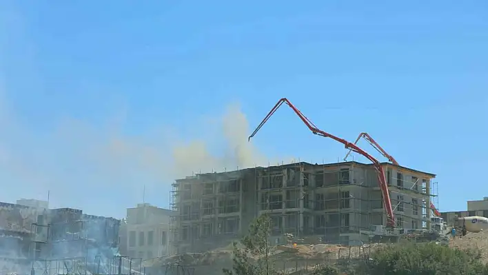4 helikopterle müdahale edilen yangın söndürüldü