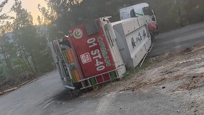 Yangın söndürülürken su tankeri devrildi