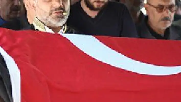ÖRNEK EĞİTİMCİYE TÜRK BAYRAKLI VEDA