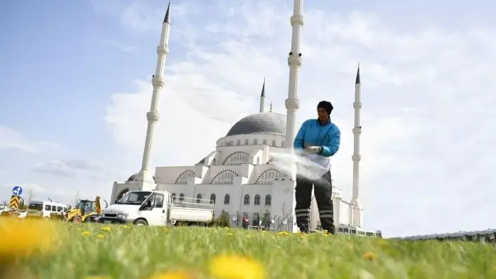 OSB Şehitler Parkı'ndaki çağlayanlar temizledi, su verdi