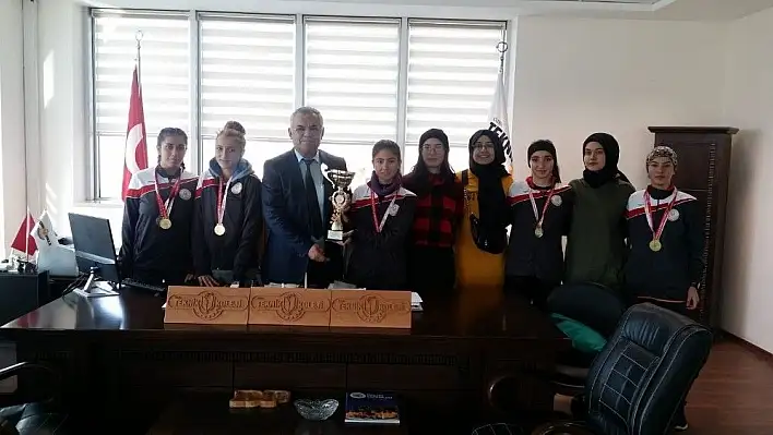 OSB Teknik Koleji atletizmde kupaları topladı
