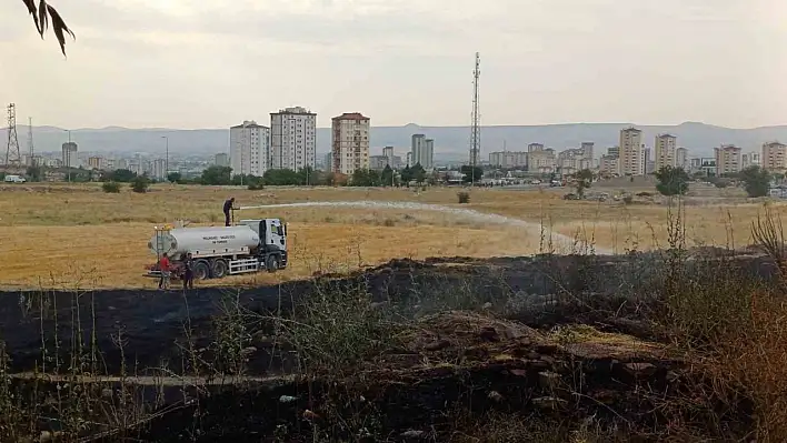 Kayseri'de yangın korkusu! Az kalsın evlere sıçrıyordu
