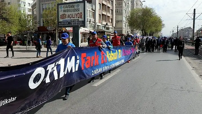 Otizme dikkat çekmek için yürüdüler
