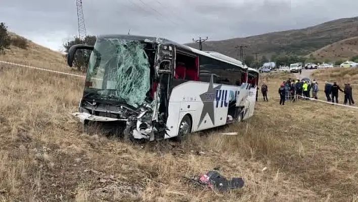 Otobüs ile tır çarpıştı: 18 kişi...