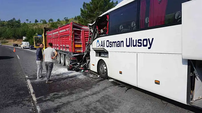 Otobüs tıra arkadan çarptı sürücü ve muavin hayatını kaybetti