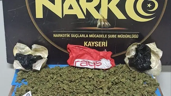 Otobüste oturduğu koltuğun altında esrar taşıyan uyuşturucu taciri yakalandı