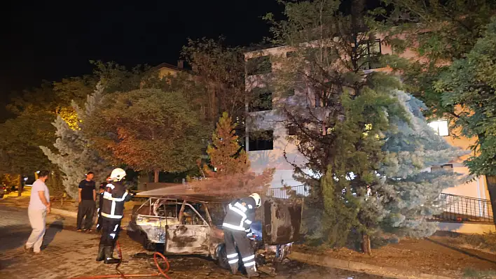 Otomobil 2 dakikada alev topuna döndü