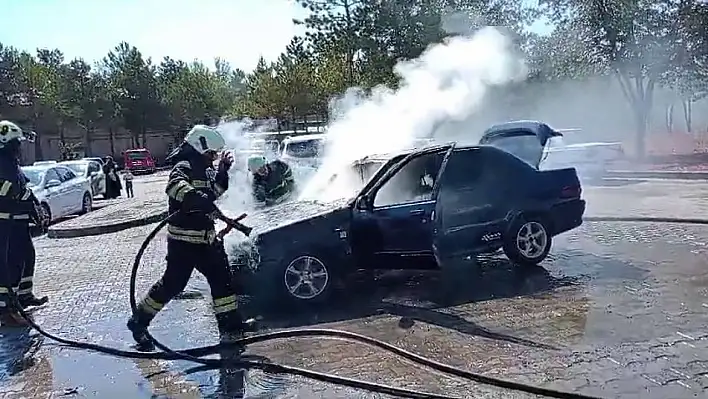 Otomobil cayır cayır yandı