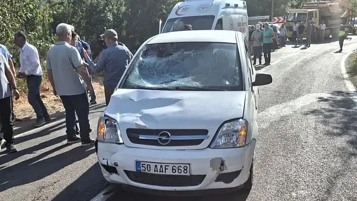 Otomobil cenazeye giden yayaların arasına daldı! 2 ölü