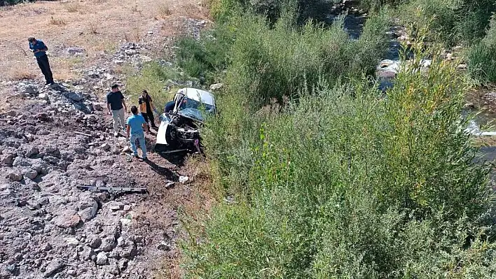 Otomobil dere yatağına uçtu