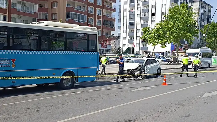 Otomobil halk otobüsüne çarptı: Çok sayıda yaralı var