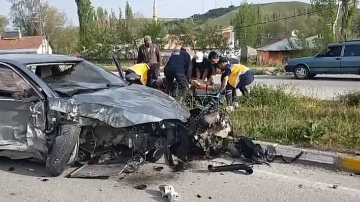 Otomobil hurdaya döndü: 1 kişi...