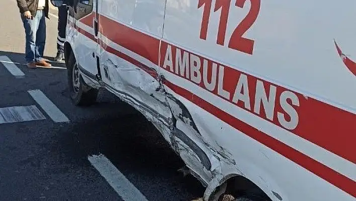 Otomobil ile ambulans çarpıştı: 3 yaralı