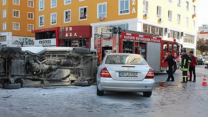 Otomobil ile çarpışan araç yan yattı 