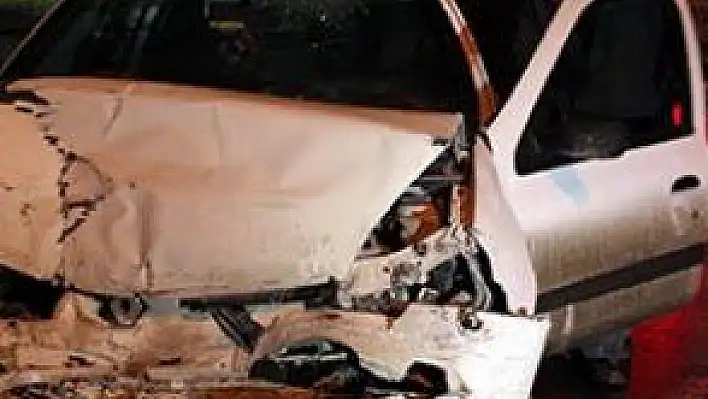 OTOMOBİL İLE MİNİBÜS ÇARPIŞTI: 2 YARALI