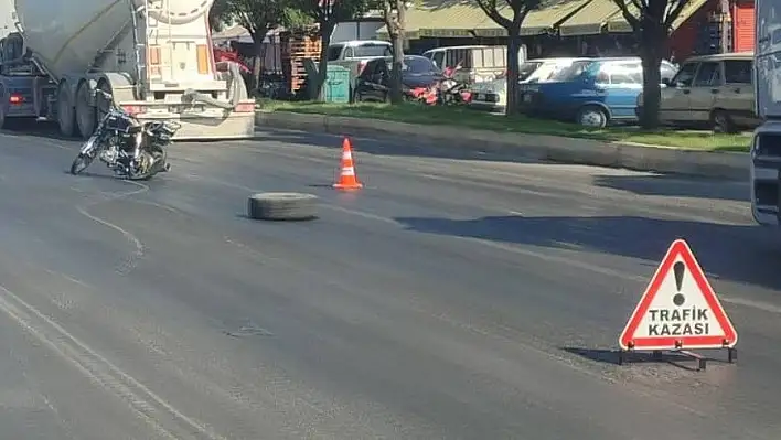 Otomobil ile motosiklet çarpıştı