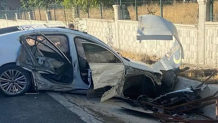 Otomobil yakıt tankerine çarptı