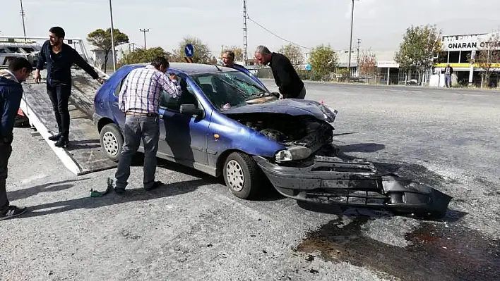 Otomobil ile tır çarpıştı:2 Yaralı