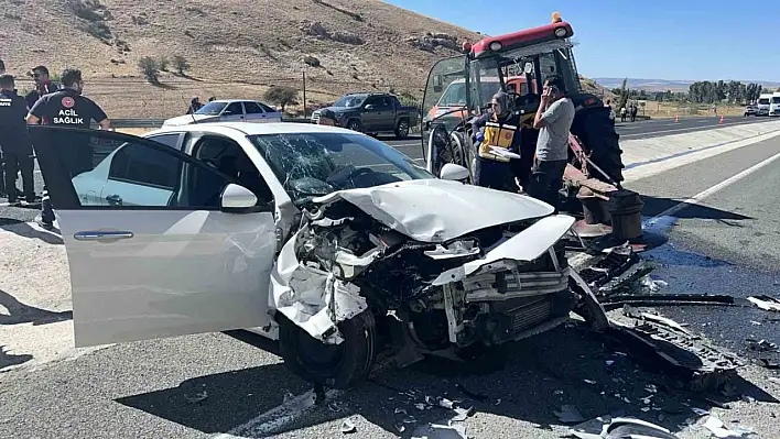 Kayseri'de otomobil ile traktör çarpıştı: 4 kişi...