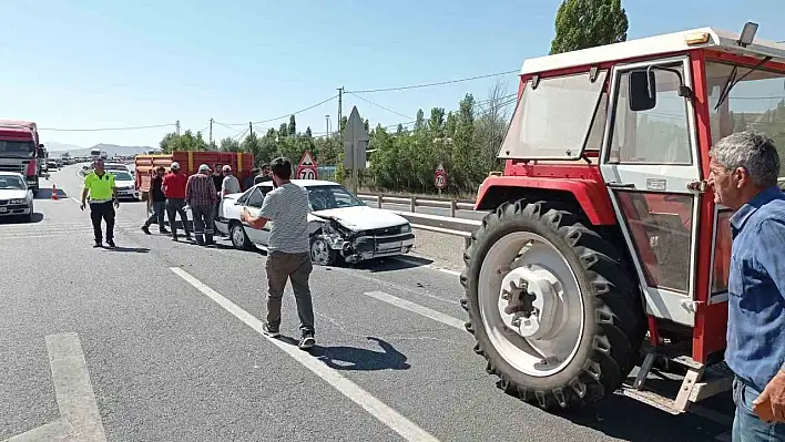 Otomobil ile traktörün çarpışması sonucu 3 kişi yaralandı.