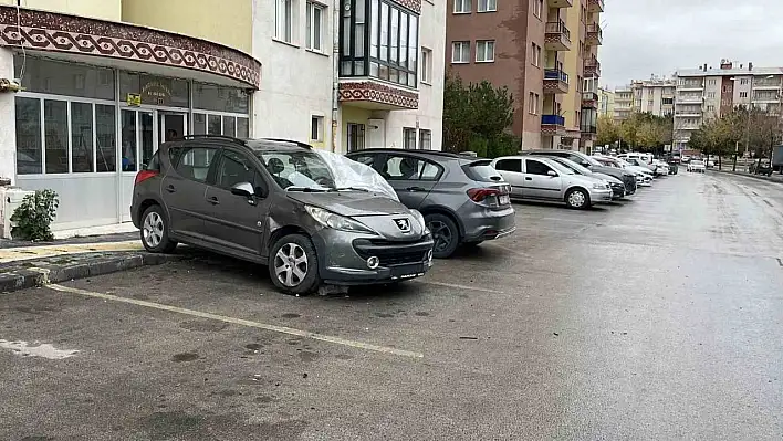 Otomobil kontrolden çıktı, tam 5 araca çarptı