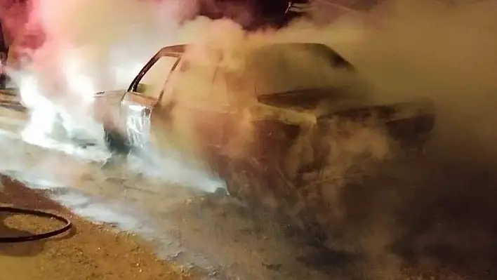 Patlayan otomobildeki sürücü hayatını kaybetti!