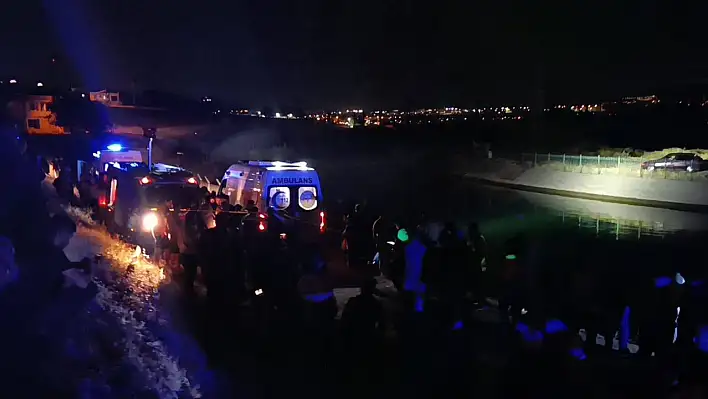 Otomobil sulama kanalına düştü: Baba ve oğlu...