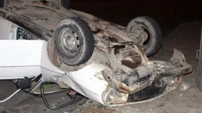 OTOMOBİL TAKLA ATTI: 4 YARALI