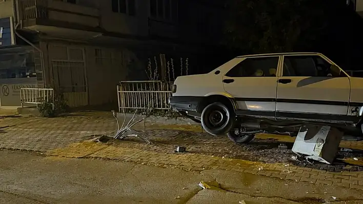 Otomobil trafoya çıkarak durabildi!