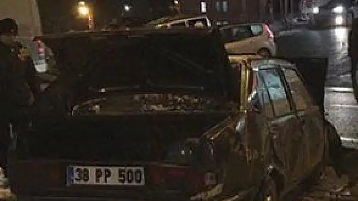 OTOMOBİL TRAMVAY DURAĞINA DALDI: 1 YARALI