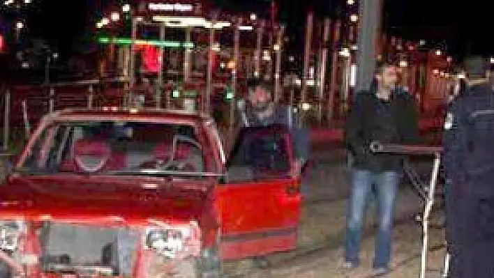 OTOMOBİL TRAMVAY YOLUNA GİRDİ