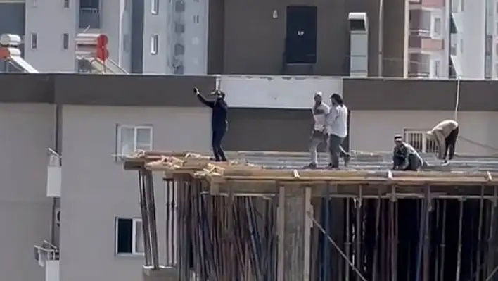 İşçiler 10. katta halay çekti