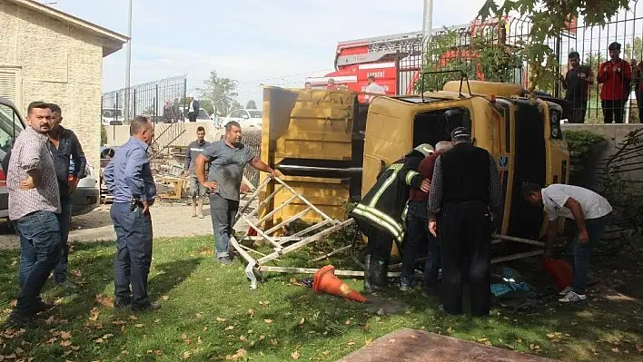 Otomobile çarpan kamyon lunaparkın bahçesine düştü
